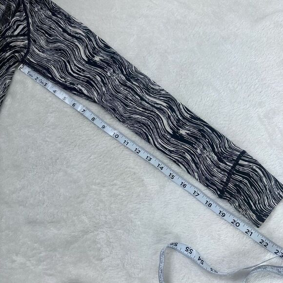 Skirt Sports Women's M Long Sleeve Athletic Tee Black White Marble Swirl Pattern - Picture 7 of 9